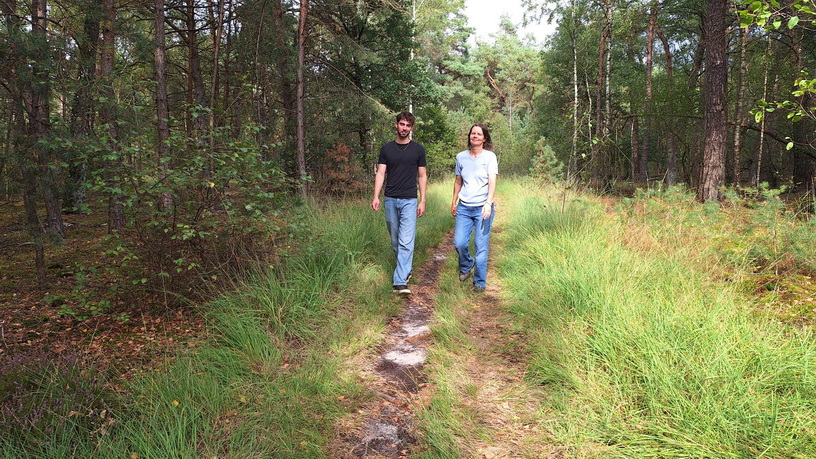 Twee vrouwen die samen wandelen op een pad langs een rivier