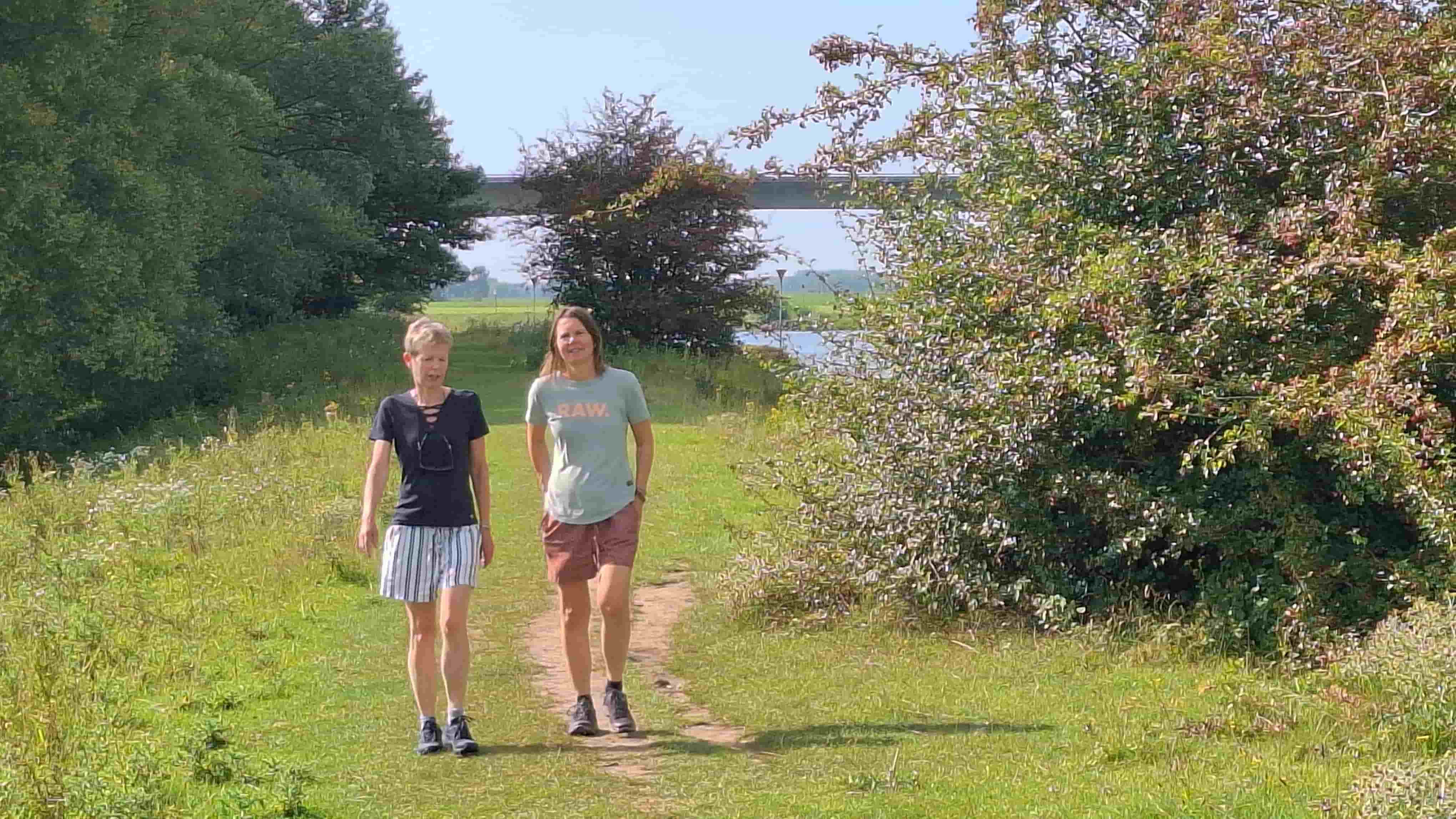 Ademhalingsoefening in het bos